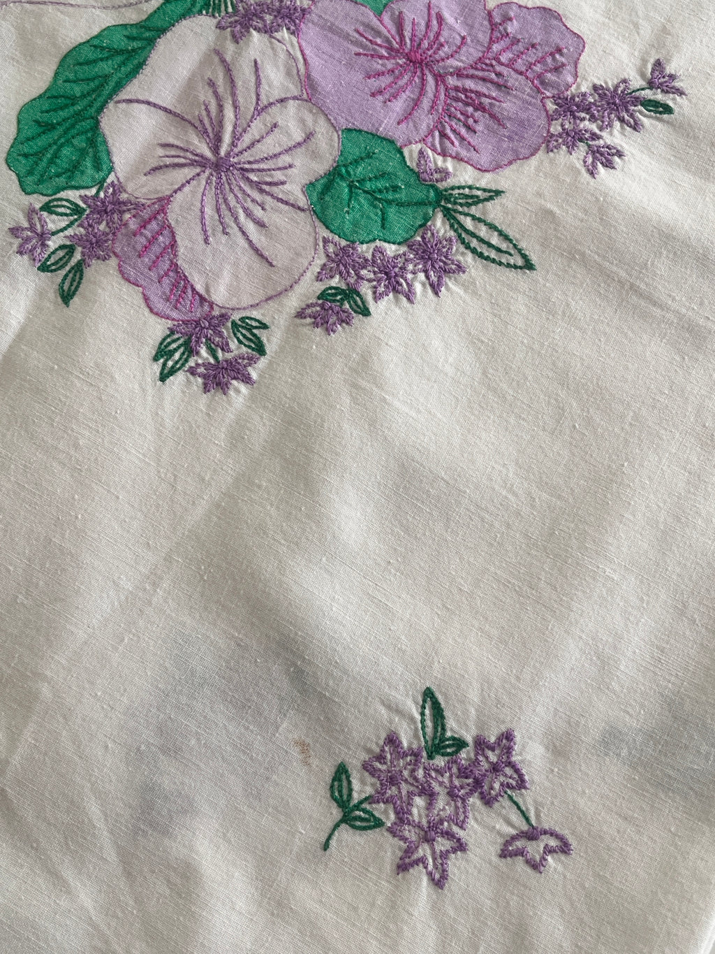 0.84m Tied in Lilac Hand Embroidered Baumwolle Cotton Table Linen Square