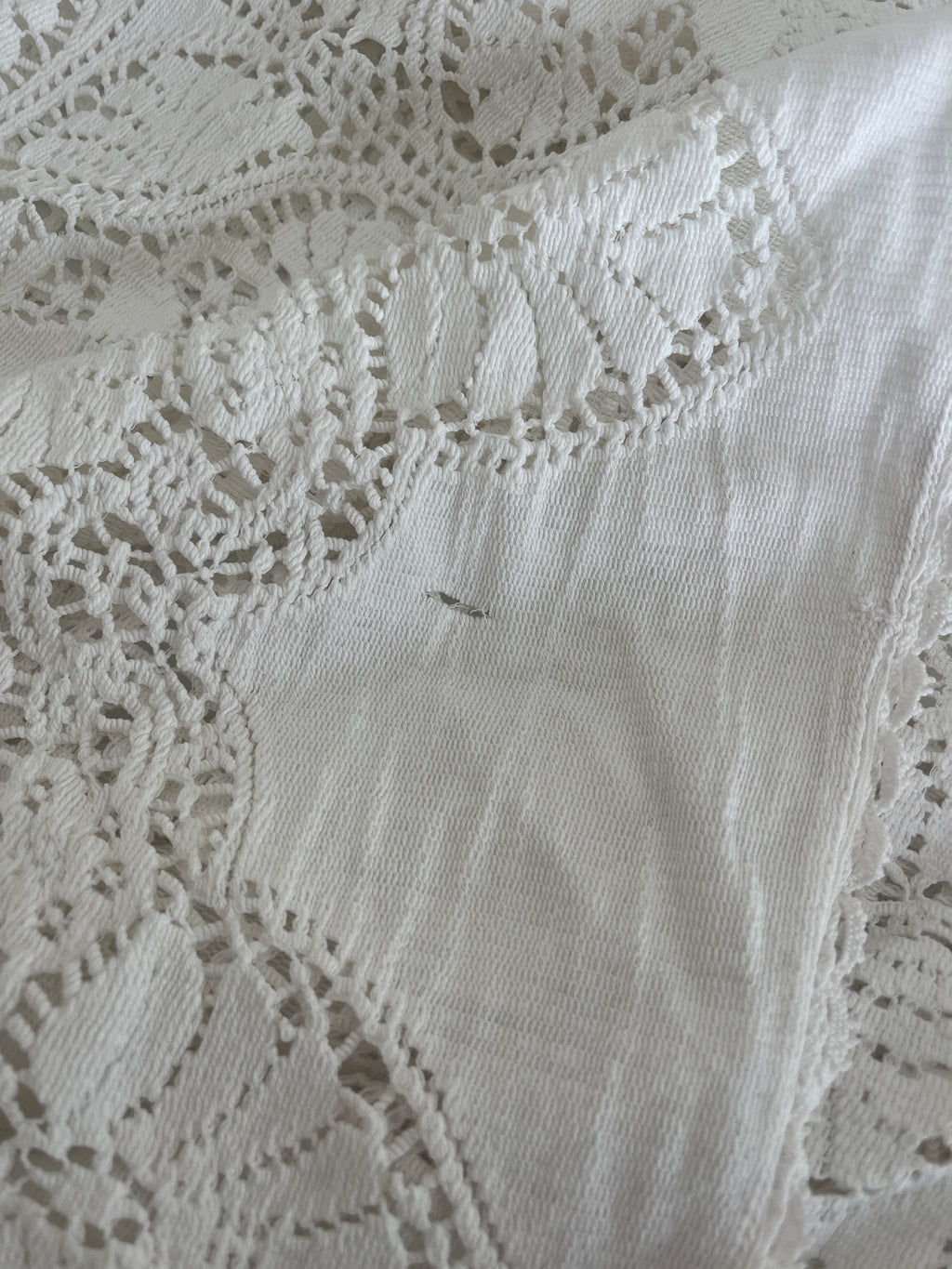 2.58m Rosemary XL Antique White Lace Table Linen