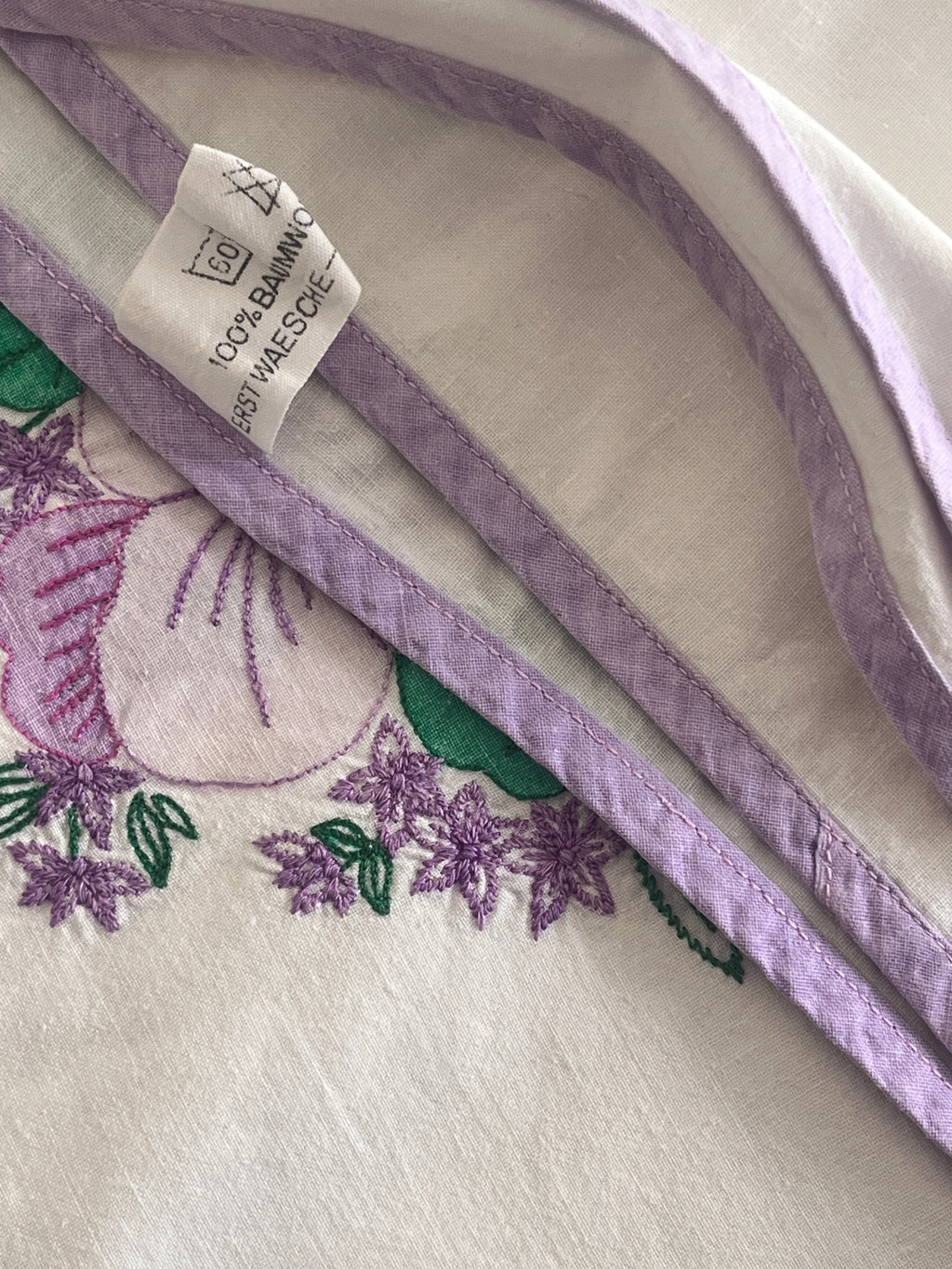 0.84m Tied in Lilac Hand Embroidered Baumwolle Cotton Table Linen Square