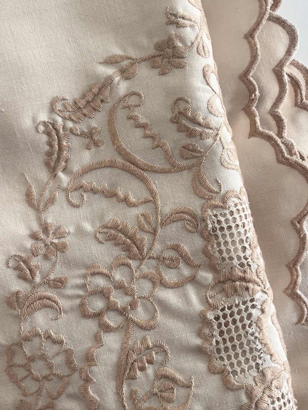 2.26m Charlotte Scalloped Edge Large Embroidered Rectangle Table Linen Vintage Fabric