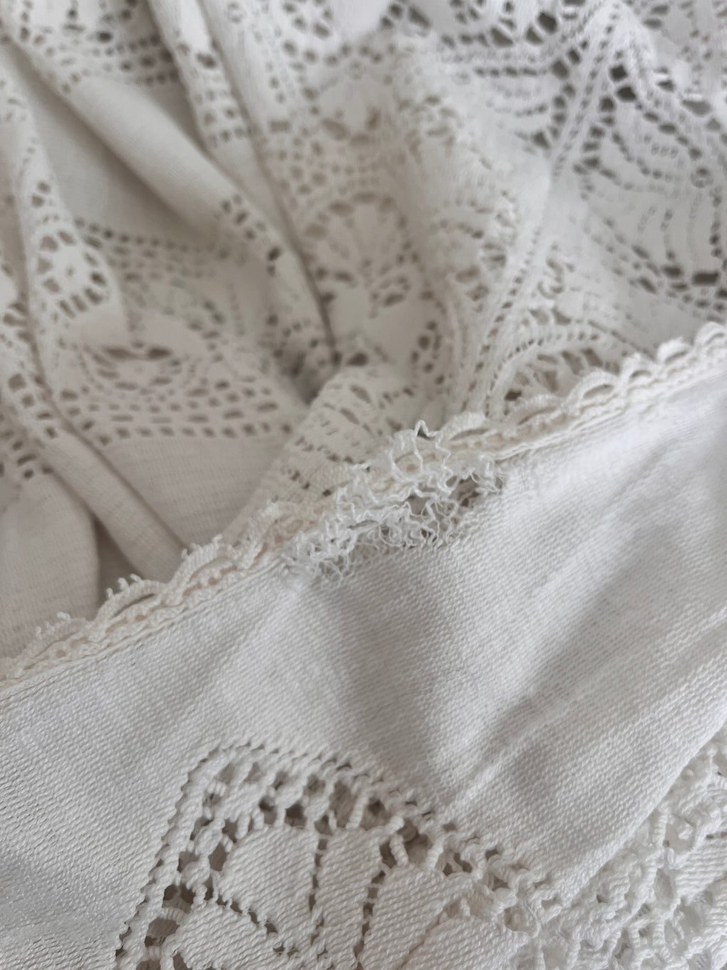 2.58m Rosemary XL Antique White Lace Table Linen